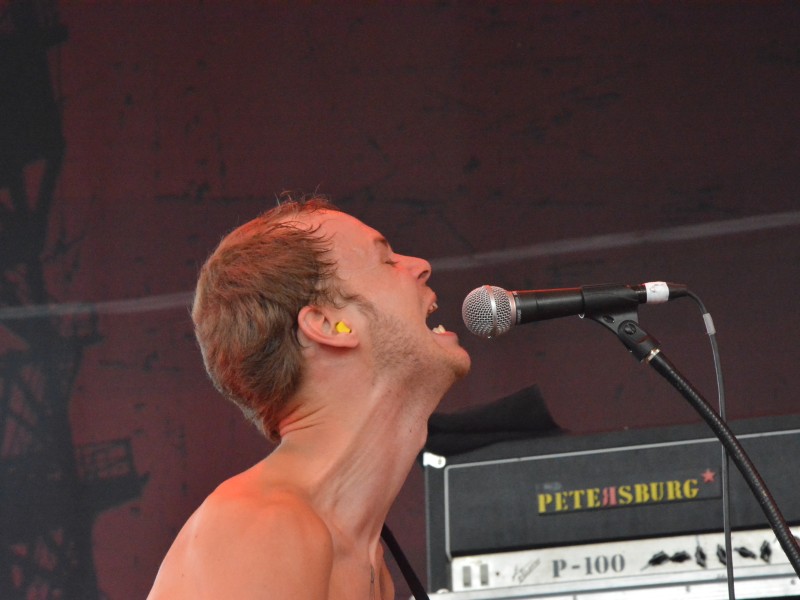 Die Band Mantar bei ihrem Auftritt im Amphitheater Gelsenkirchen. Dort fand wieder das Rock Hard Festival statt.
