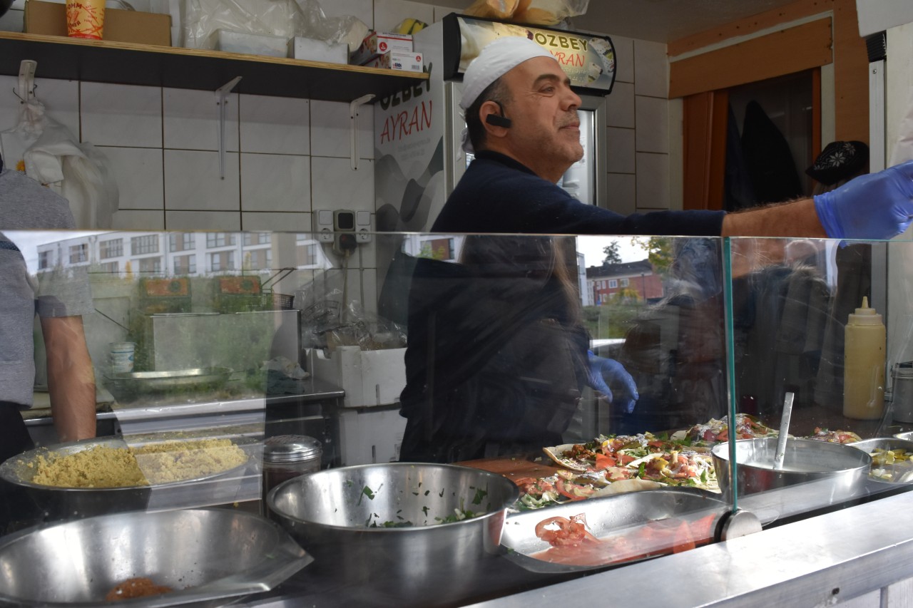 Heute knetet Kamal Al Haboul Falafelteig in seinem Imbiss. Früher hat er die Leute in seinem Restaurant verköstigt. 