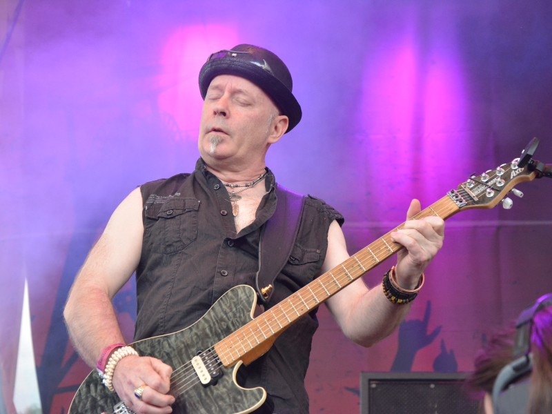 Die Band Demon bei ihrem Auftritt im Amphitheater Gelsenkirchen. Dort fand wieder das Rock Hard Festival statt.