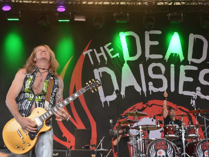 Die Band The Dead Daisies bei ihrem Auftritt im Amphitheater Gelsenkirchen. Dort fand wieder das Rock Hard Festival statt.