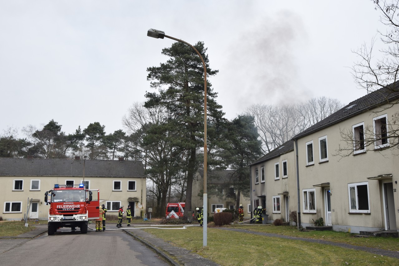 Die Feuerwehr aus Duisburg ist in Weeze angerückt zum Üben.