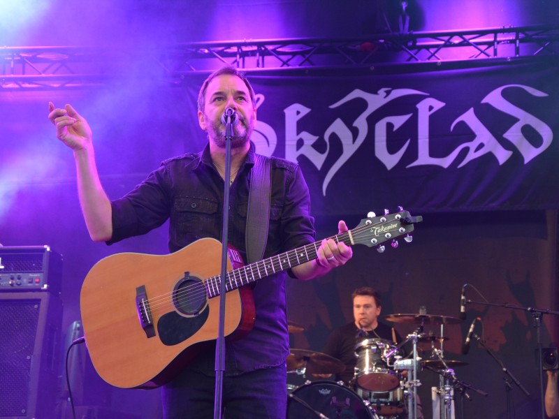 Die Band Skyclad bei ihrem Auftritt im Amphitheater Gelsenkirchen. Dort fand wieder das Rock Hard Festival statt.