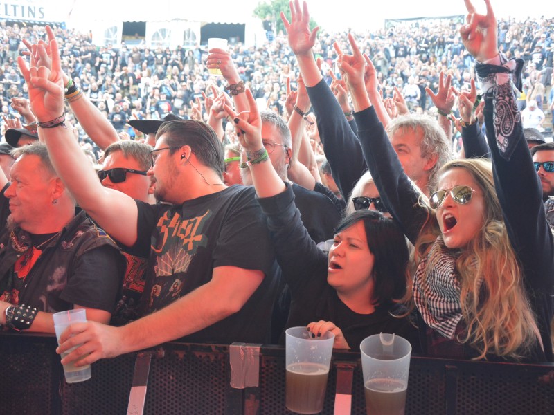 Metalfans im Amphitheater Gelsenkirchen. Dort fand wieder das Rock Hard Festival statt.