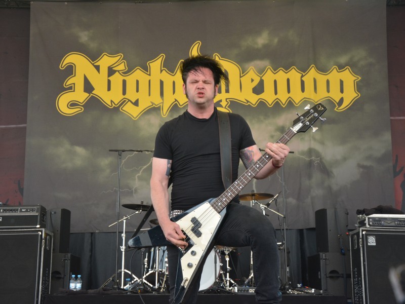 Die Band Night Demon bei ihrem Auftritt im Amphitheater Gelsenkirchen. Dort fand wieder das Rock Hard Festival statt.