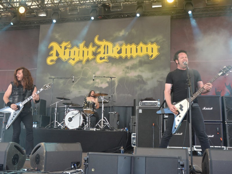 Die Band Night Demon bei ihrem Auftritt im Amphitheater Gelsenkirchen. Dort fand wieder das Rock Hard Festival statt.