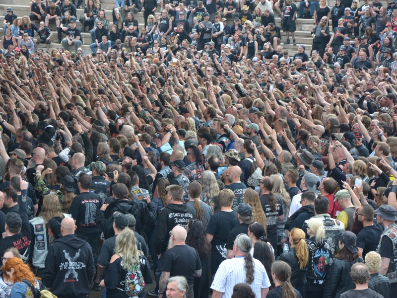 Metalfans im Amphitheater Gelsenkirchen. Dort fand wieder das Rock Hard Festival statt.