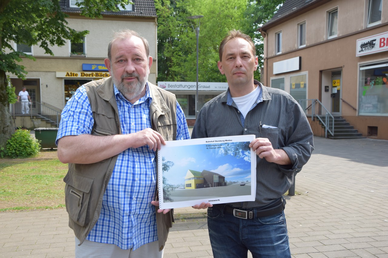 Wolfgang Gebhard und Bernd Piplack zeigen eine Konzept für einen Supermarkt in Bissingheim.