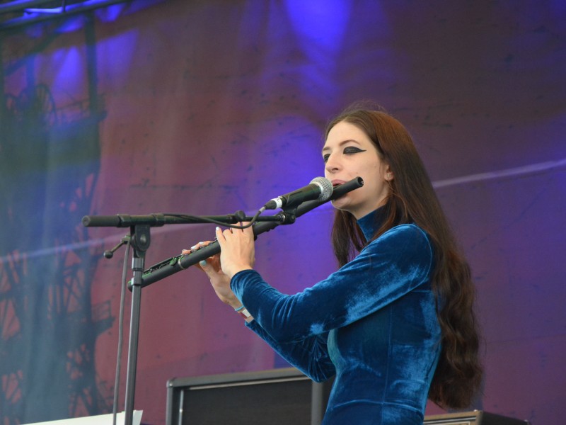 Die Band Blood Ceremony bei ihrem Auftritt im Amphitheater Gelsenkirchen. Dort fand wieder das Rock Hard Festival statt.