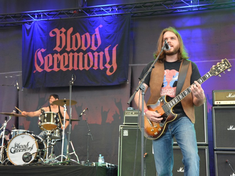 Die Band Blood Ceremony bei ihrem Auftritt im Amphitheater Gelsenkirchen. Dort fand wieder das Rock Hard Festival statt.