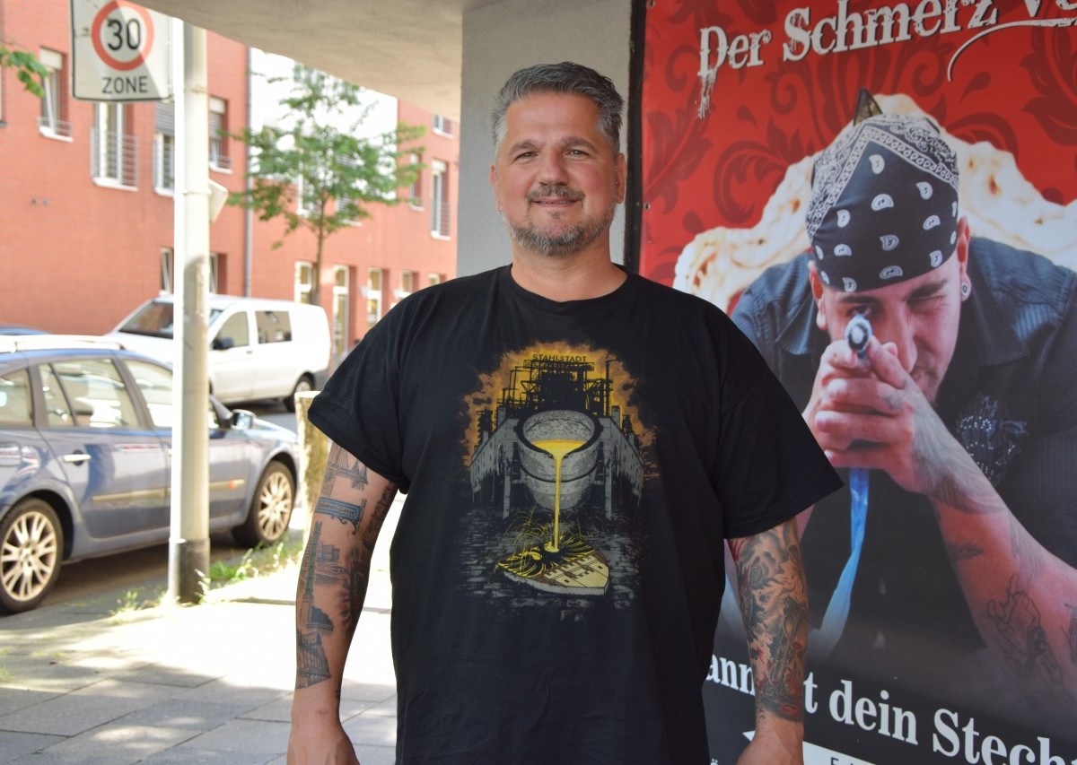 Stefan Schmidt (44) liebt Duisburg und das zeigt er auch mit seinen Tattoos., Stefan hat sogar die Salvatorkirche, die Five Boats und die Schimmi-Gasse unter der Haut.