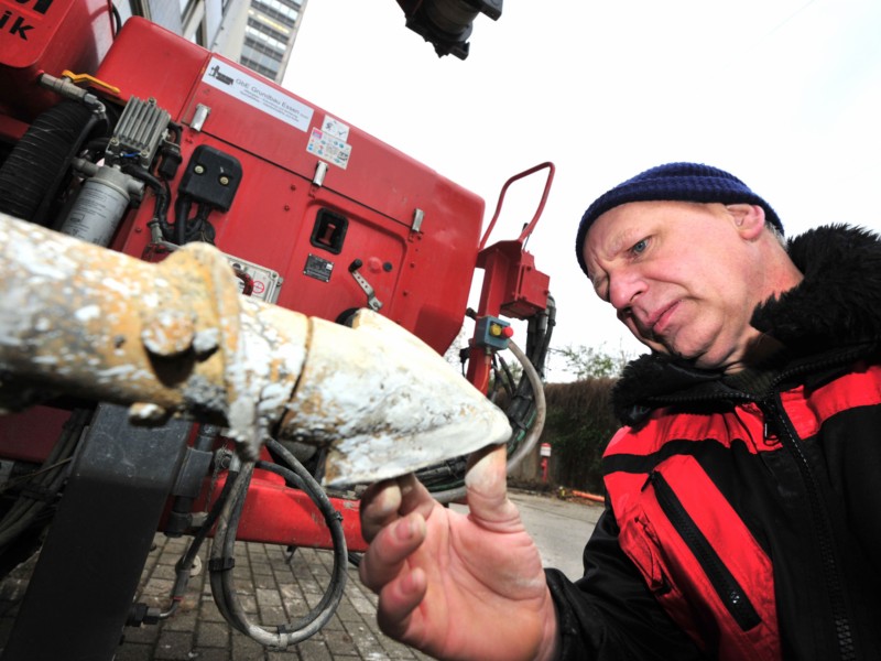 Die Bohrbaustelle südlich der Gleise am AEG-Haus: Uwe Dee ist Gutachter für Kanalsanierung.  Foto: Jörg Schimmel / WAZ Fotopool