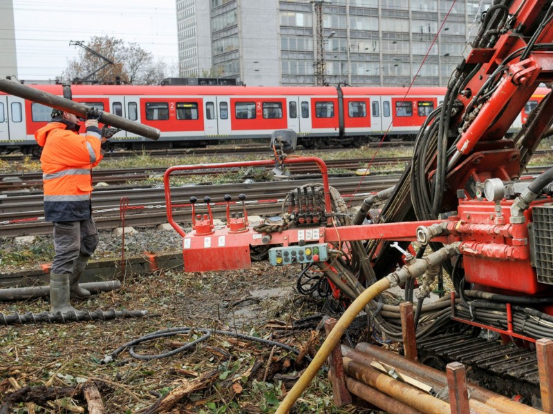 Am Freitagmorgen startete die Firma Essen Grundbau die Erkundungsbohrungen nördlich der Gleisanlagen. Foto: Knut Vahlensieck / WAZ Fotopool