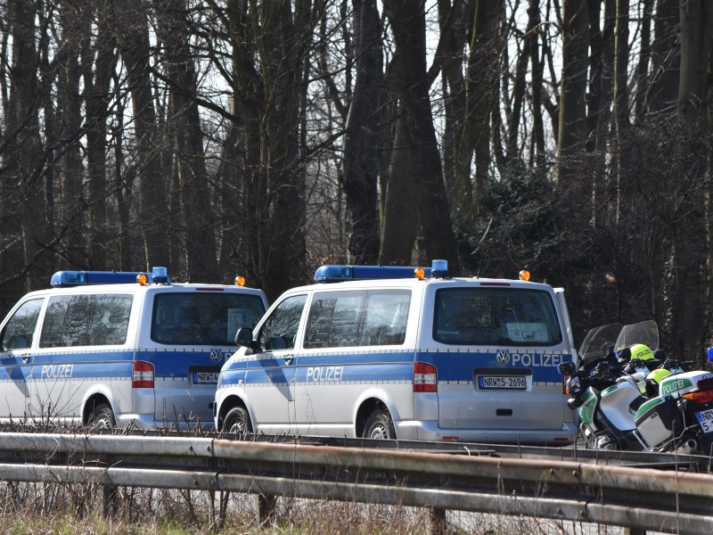 Die Polizei zeigte Präsenz und sorgte für einen geregelten Ablauf vor dem Waldfriedhof.