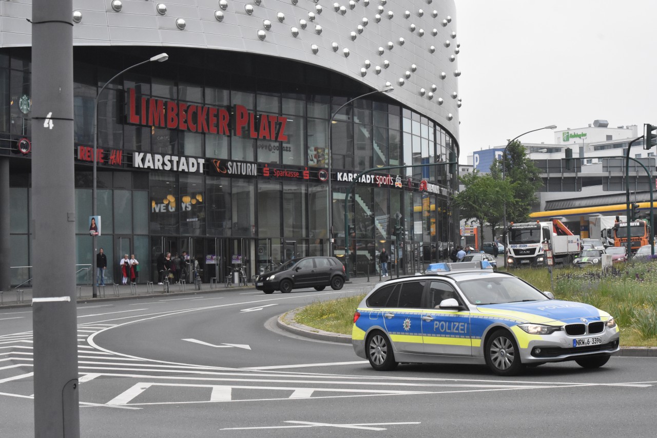Die Polizei sperrte den Limbecker Platz in Essen.