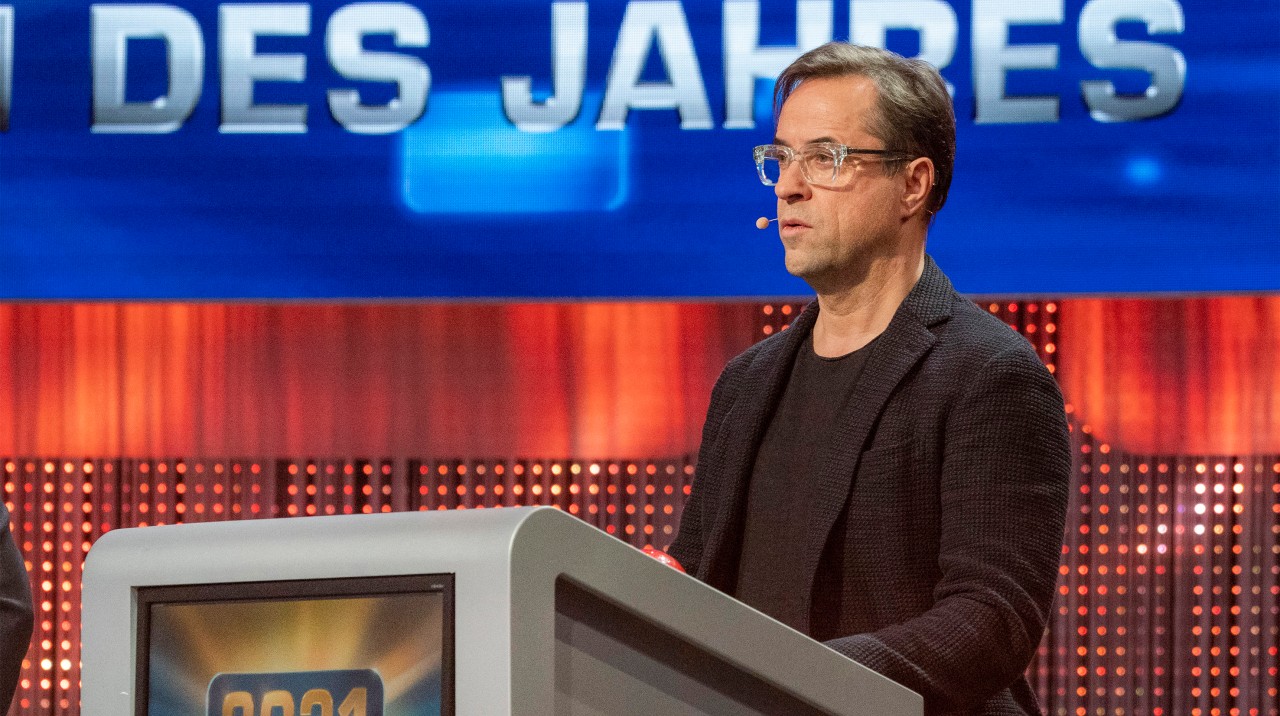 „Tatort“-Schauspieler Jan Josef Liefers war zu Gast bei „2021 – Das Quiz“ und fühlte sich ausgegrenzt. 