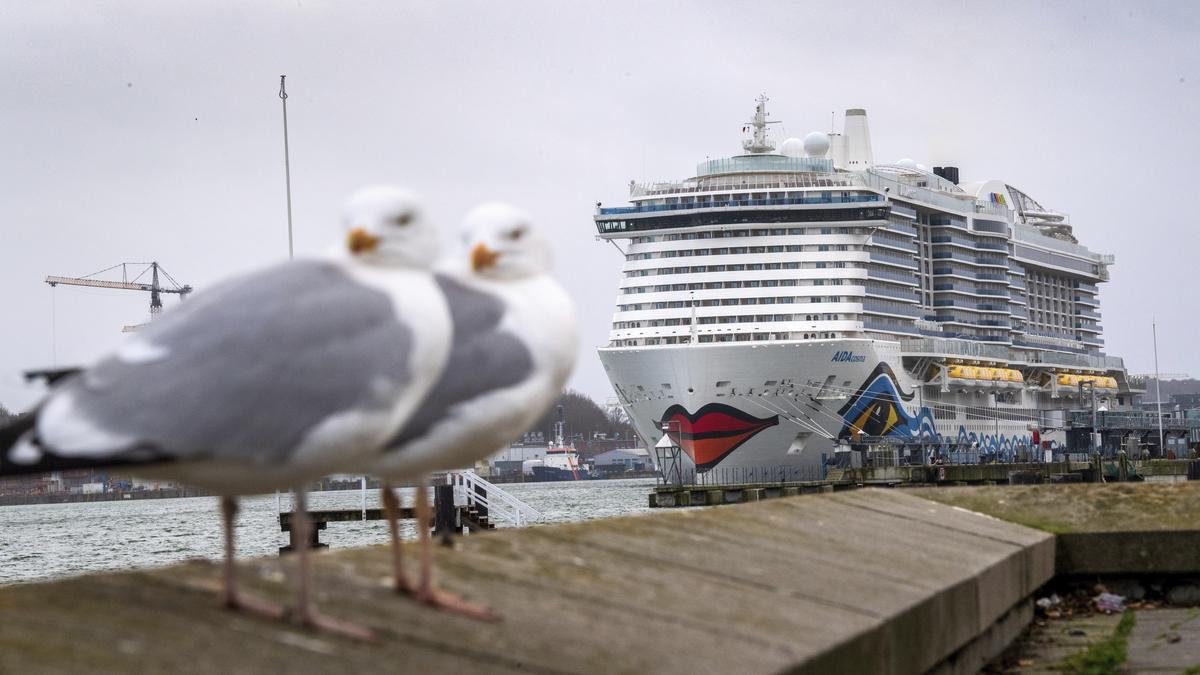 Das neue Kreuzfahrtschiff «Aidacosma» liegt im Kieler Hafen. (Zu dpa: «Kreuzfahrtbranche startet nach zwei Katastrophenjahren in die Saison») Foto: Sina Schuldt/dpa