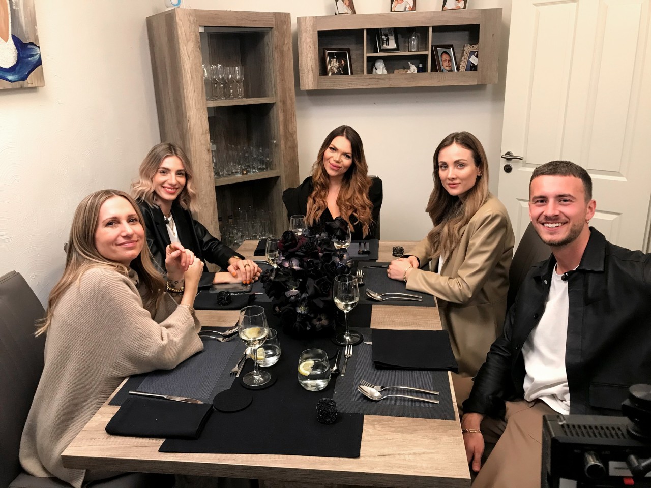 Gastgeberin Nicolette (Mitte) möchte ihre Gäste bei „Das perfekte Dinner – Promi-Influencer“ mit ihrem Menü überzeugen.