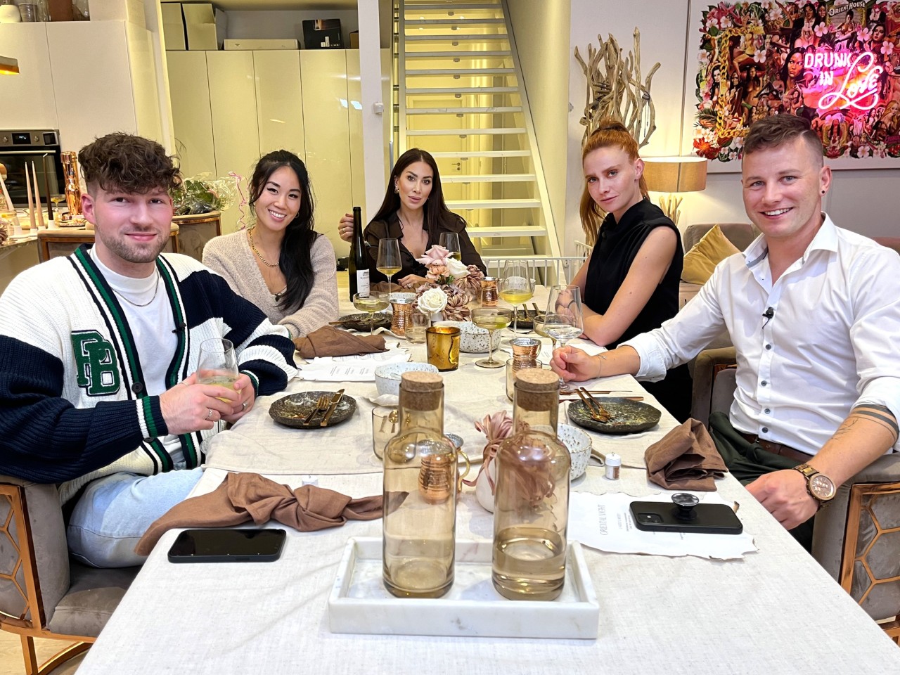 Im Influencer-Spezial von „Das perfekte Dinner“ treten diese Kandidaten an: Ceddo, Ngoc, Gastgeberin Seyda, Sandra und Horst (v. l.).