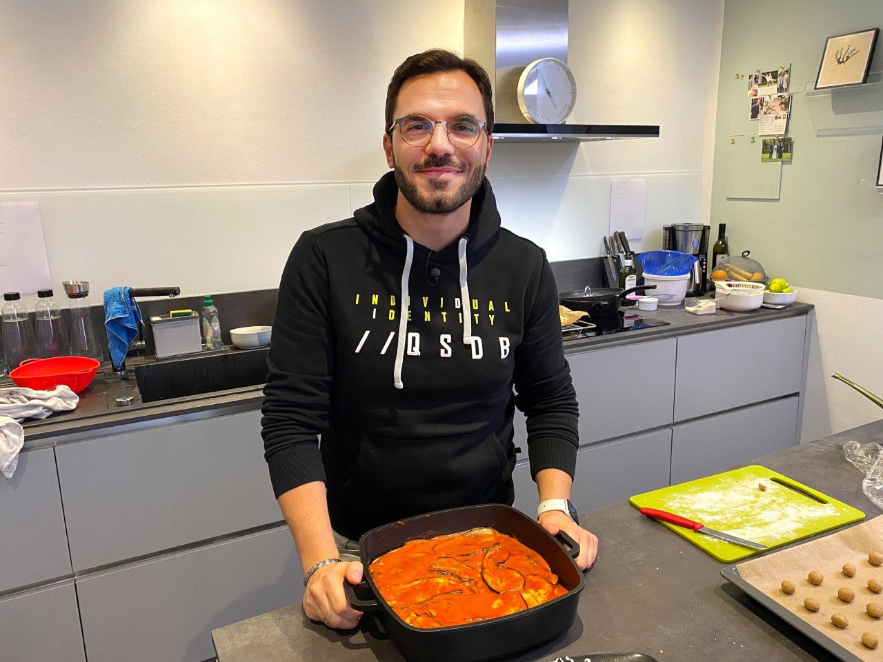 „Das perfekte Dinner“: Gastgeber Maurizio macht den Anfang in Hannover.