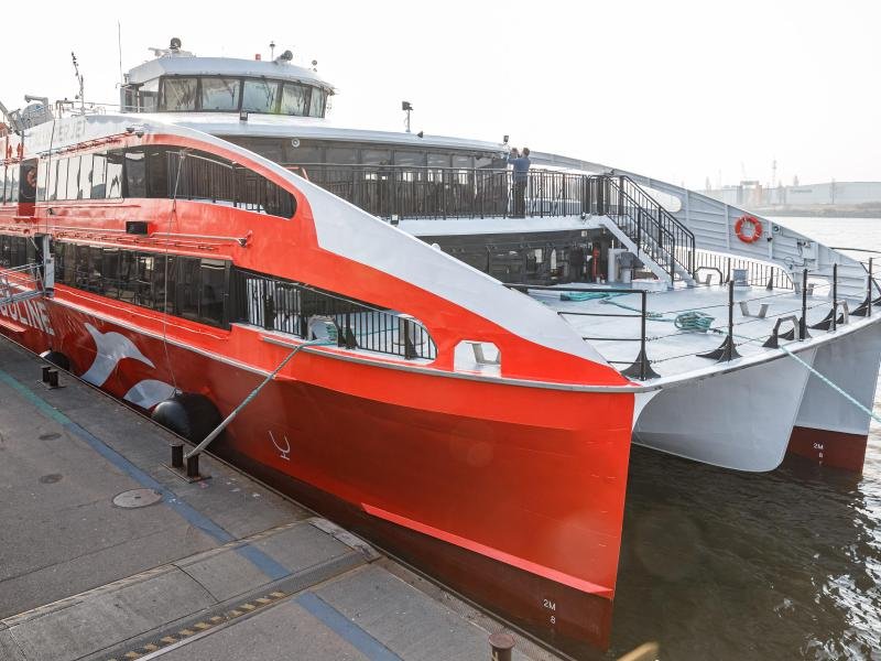 Der Katamaran "Halunder Jet" fährt von nun an wieder täglich von Hamburg und Cuxhaven zur Nordseeinsel Helgoland.