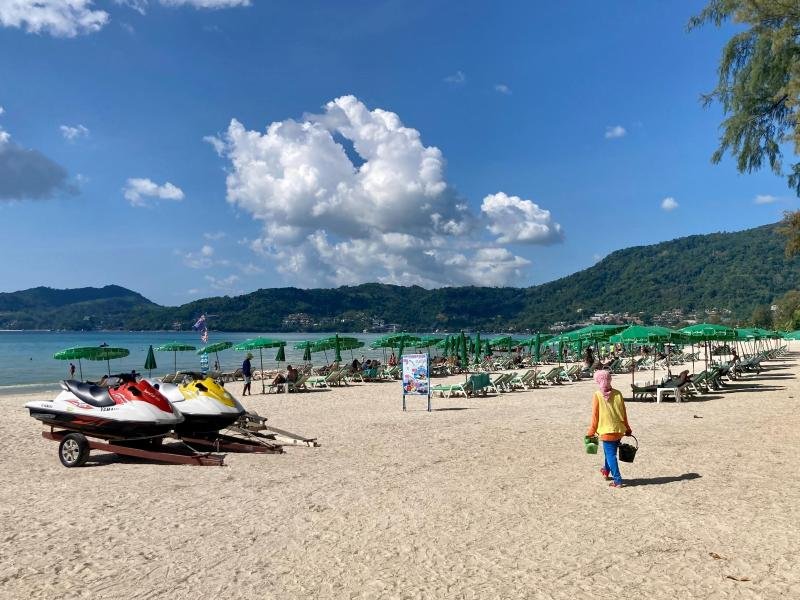 Der Strand von Patong. Thailand lockert die Einreiseregeln für zweifach geimpfte Touristen weiter.