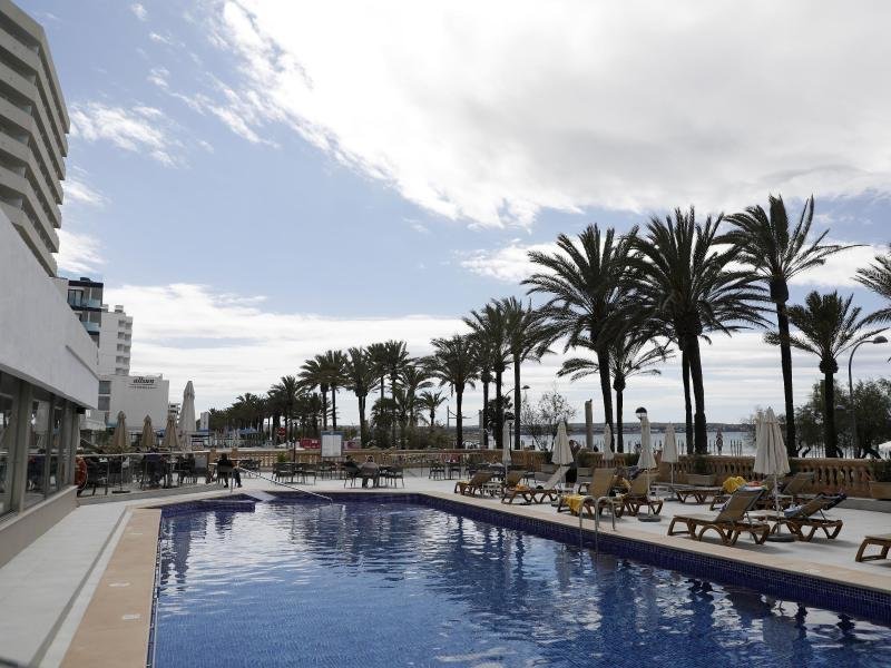Der Swimmingpool eines Hotel am Strand von Arenal. Mallorca erwartet zu Ostern zum ersten Mal seit Ausbruch der Corona-Pandemie vor gut zwei Jahren wieder volle Hotels.