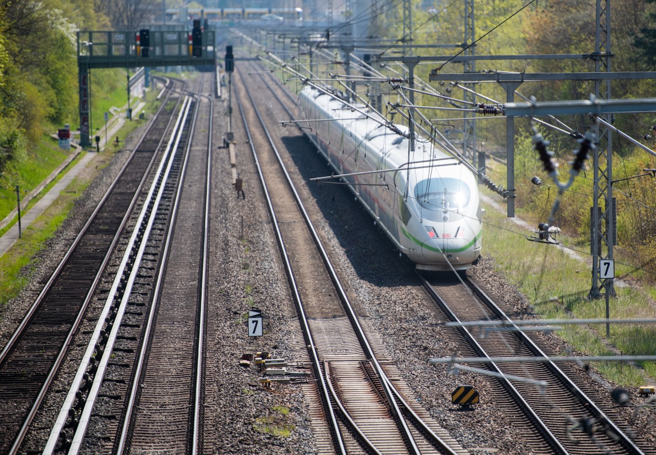 Die Deutsche Bahn will eine alte Schienenverbindung reaktivieren. (Archivbild) 