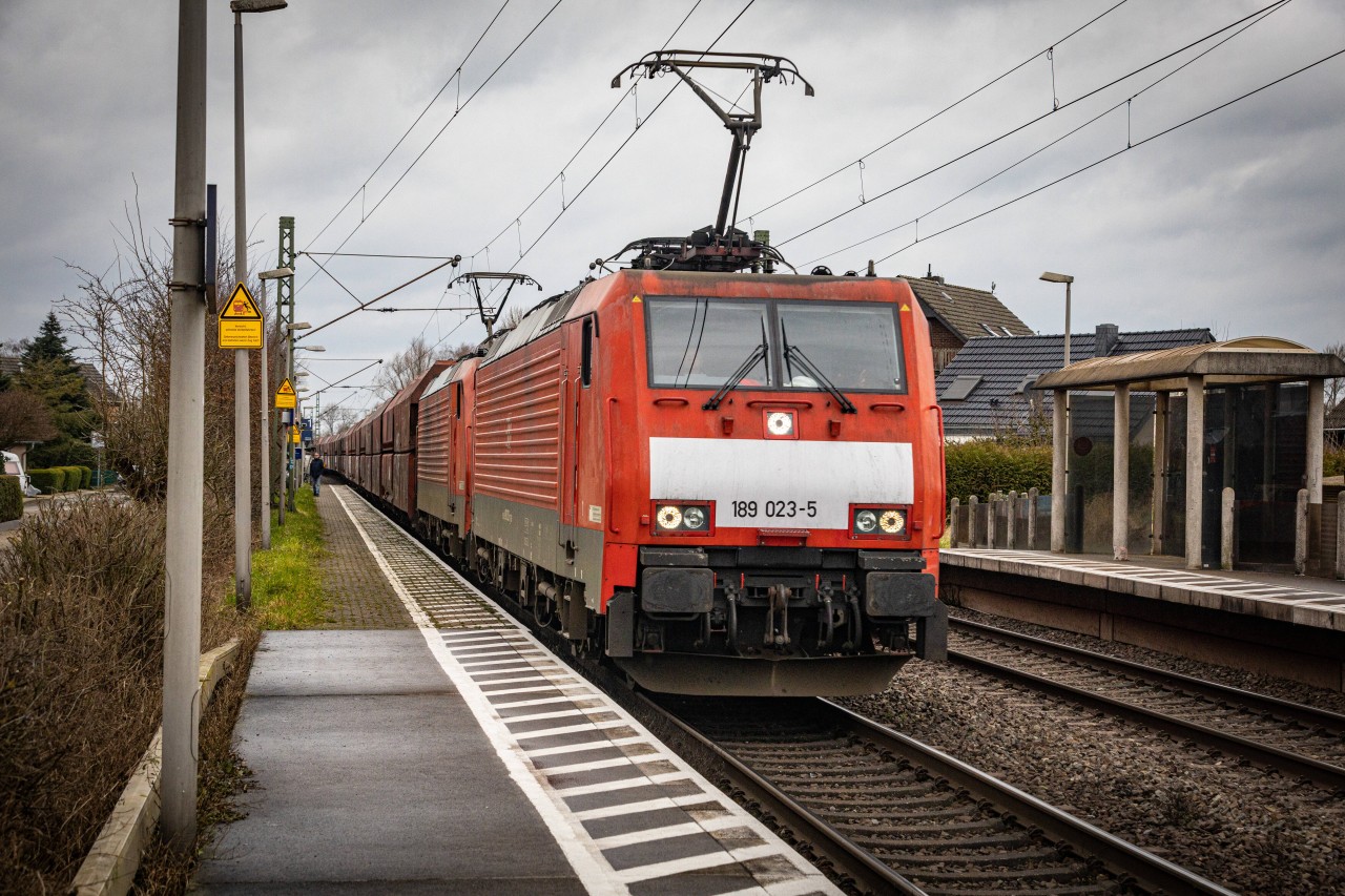 Deutsche Bahn in NRW: Ein Mann steigt in den Gleisbereich, als plötzlich ein Zug heranrast (Symbolbild).