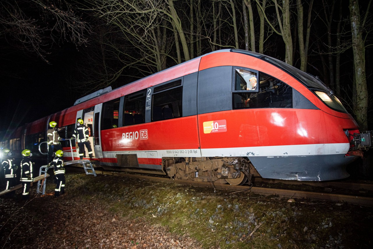 Die Feuerwehr evakuierte 40 Fahrgäste aus dem Zug der Deutschen Bahn.