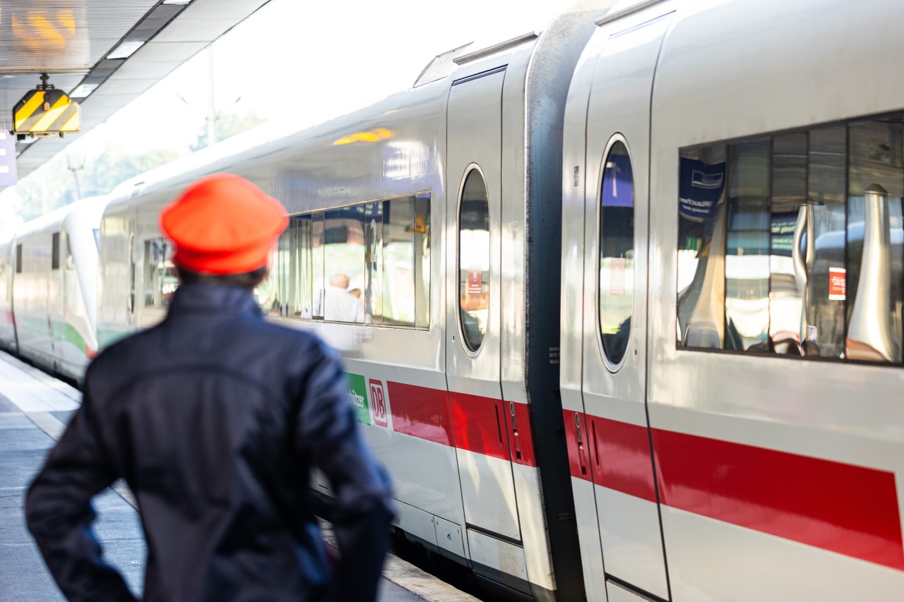 Deutsche Bahn: Pärchen randaliert im Zug, dann fällt der Polizei noch mehr auf. (Symbolbild)