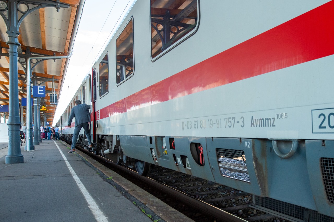 Deutsche Bahn: Für Rollstuhlfahrer ist eine Reise mit dem ICE oft mit Schwierigkeiten verbunden. (Symbolbild)