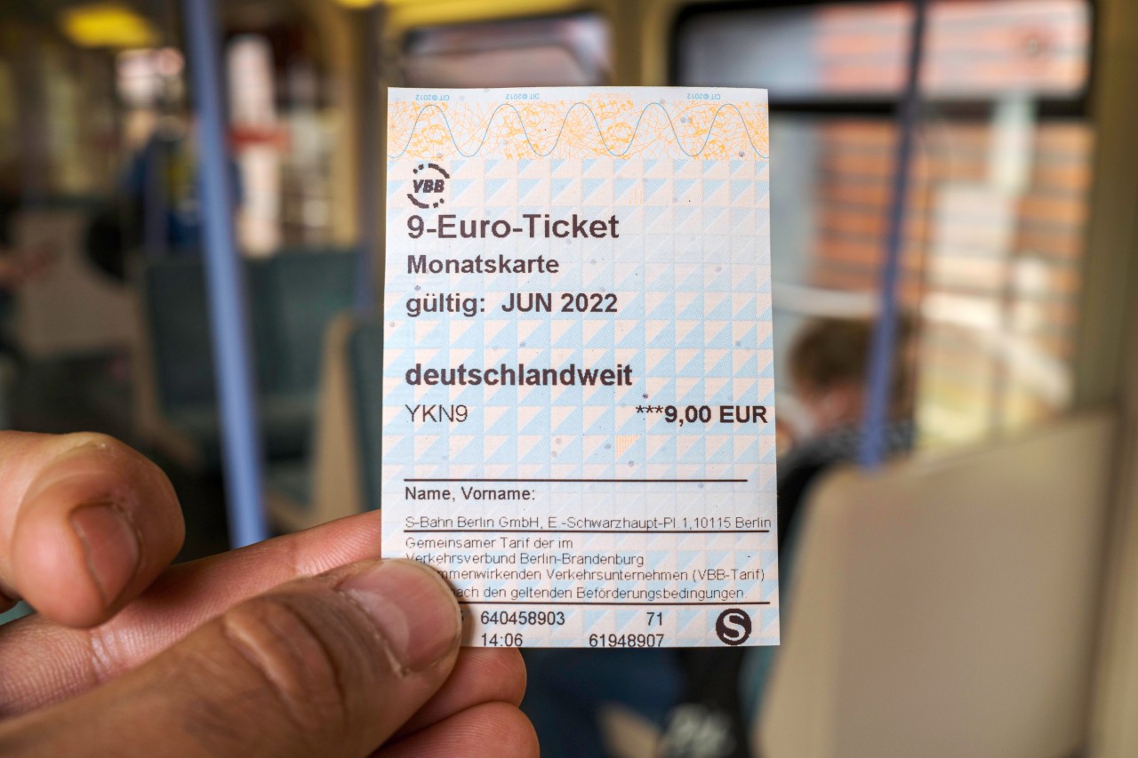 Deutsche Bahn: Ab Juni 2022 kann jeder für nur neun Euro mit dem Zug und dem Bus deutschlandweit fahren. (Symbolbild)