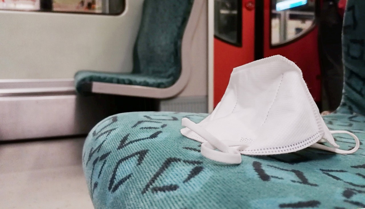 Deutsche Bahn: Muss bald in allen Bussen und Bahnen eine FFP2-Maske getragen werden? (symbolbild)