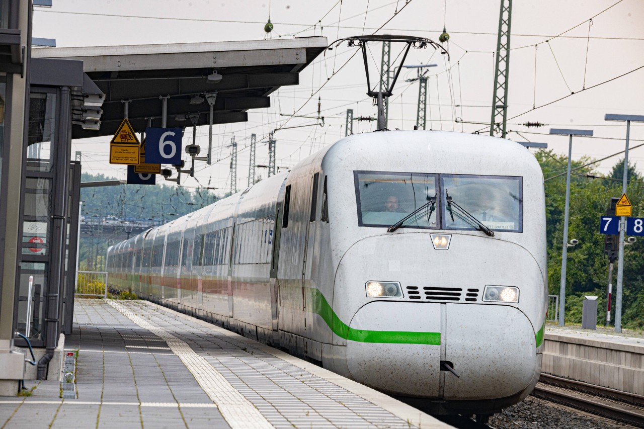 Deutsche Bahn in NRW: Arminia-Fans reisen mit dem ICE nach Bielefeld und werden zum Albtraum für einen Zugbegleiter. (Symbolbild)