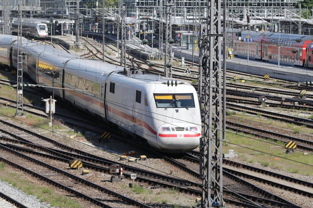 Deutsche Bahn: Künstler schläft im ICE ein - das kostet ihn 25.000 Euro