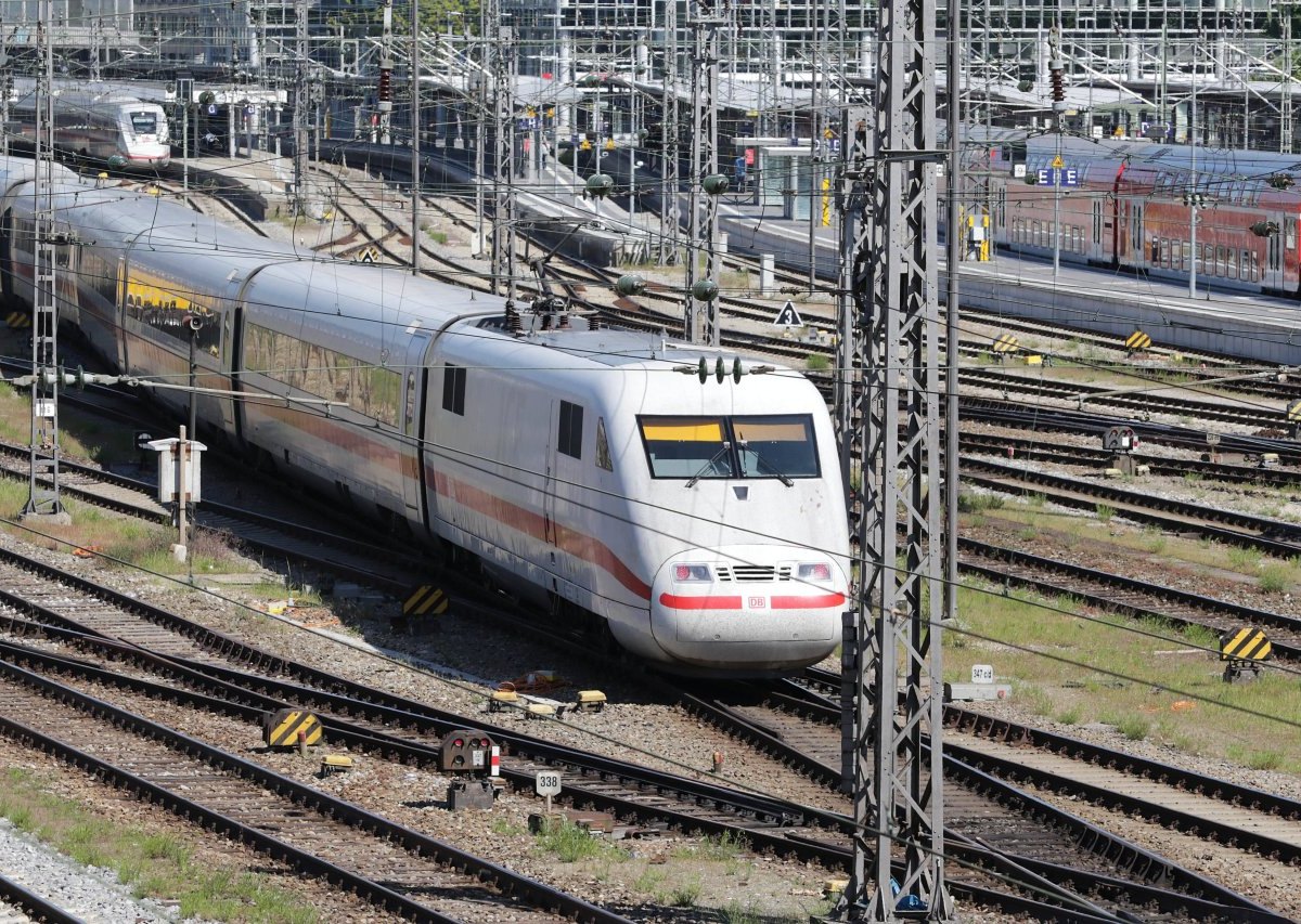 Deutsche Bahn: Künstler schläft im ICE ein - das kostet ihn 25.000 Euro