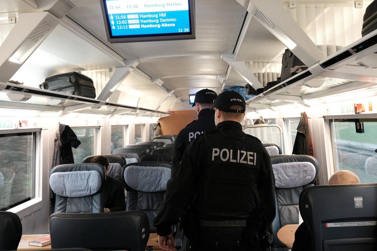 Deutsche Bahn in NRW: Bei einer Zugfahrt muss die Polizei auf einmal eingreifen. (Symbolbild)