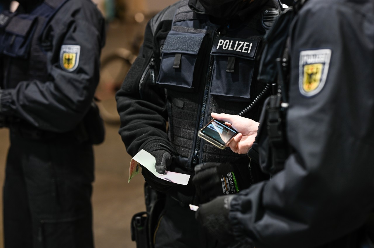 Deutsche Bahn in NRW: Die Polizei stellte das Handy des Mannes nach der Tat am Wuppertaler Hauptbahnhof sicher. (Symbolbild)