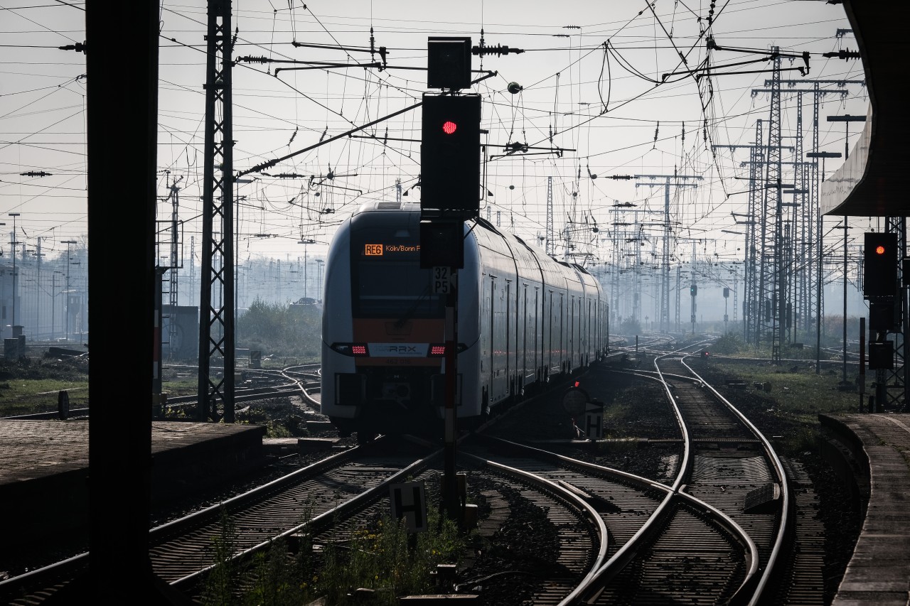 Deutsche Bahn: Ein Stellwerkschaden in Duisburg beeinträchtigt den Zugverkehr im Ruhrgebiet. (Symbolbild)