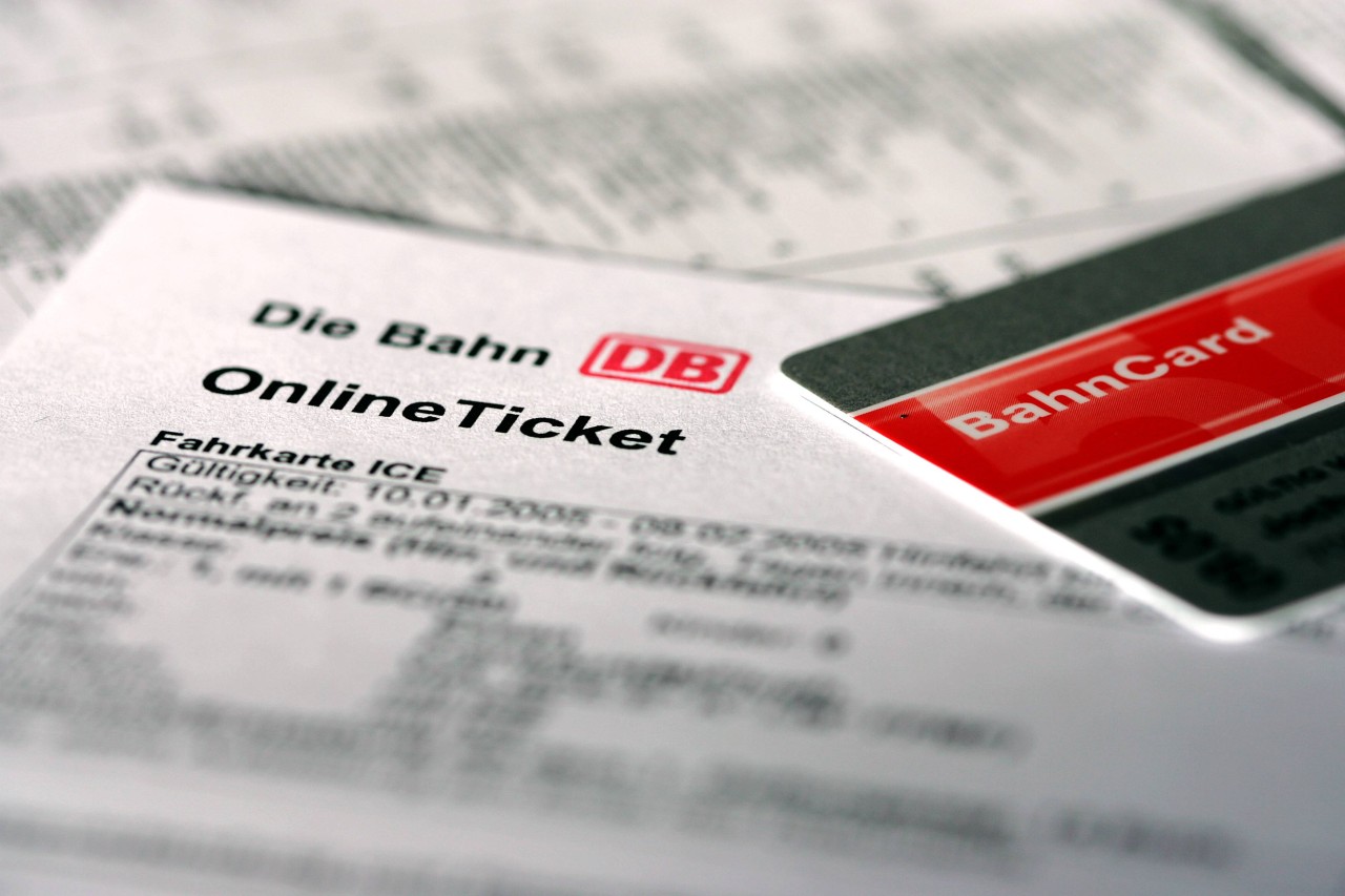 Inhaber einer Bahncard können bei Deutsche Bahn-Tickets zusätzlich sparen. (Symbolbild)