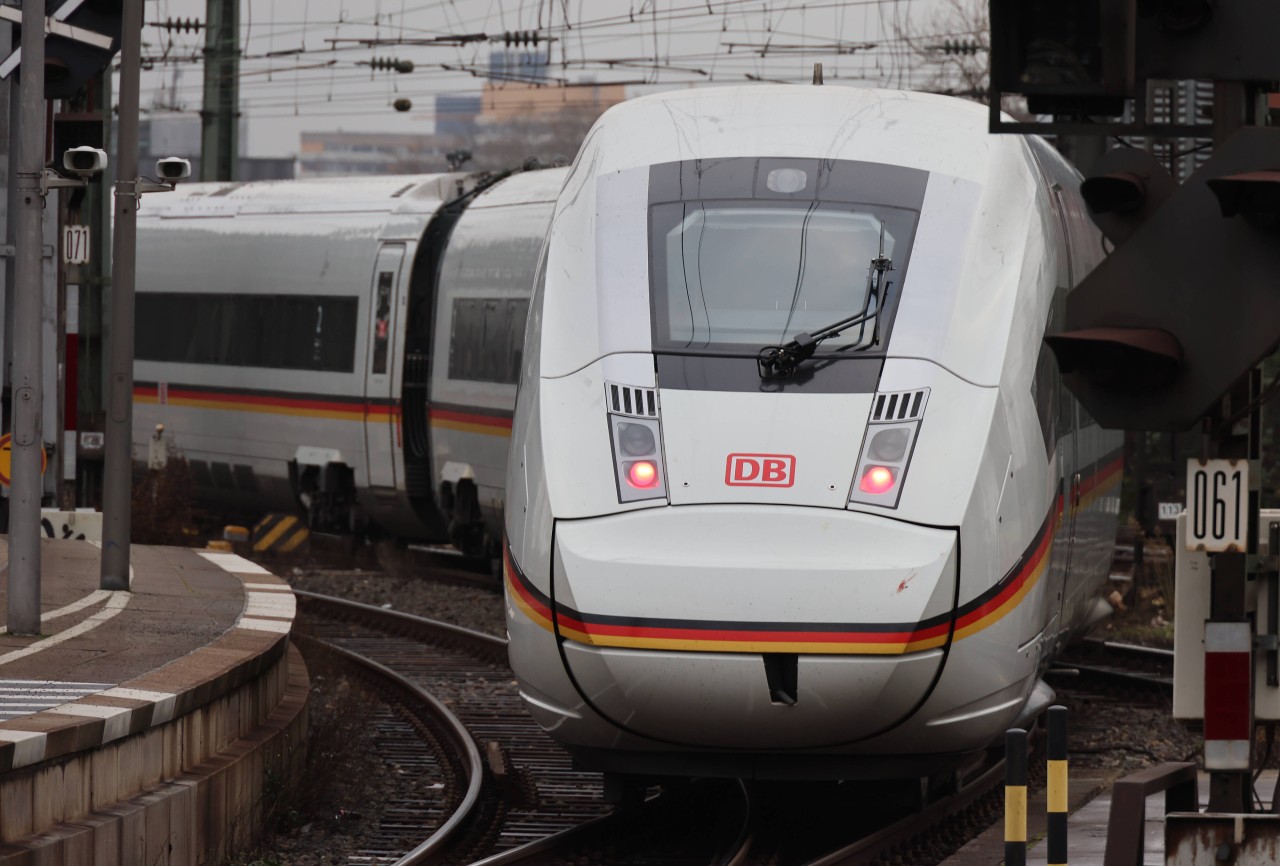 Die Deutsche Bahn in NRW muss mal wieder mit Streckensperrungen zurechtkommen. Und auch die vielen Kunden! (Symbolfoto)