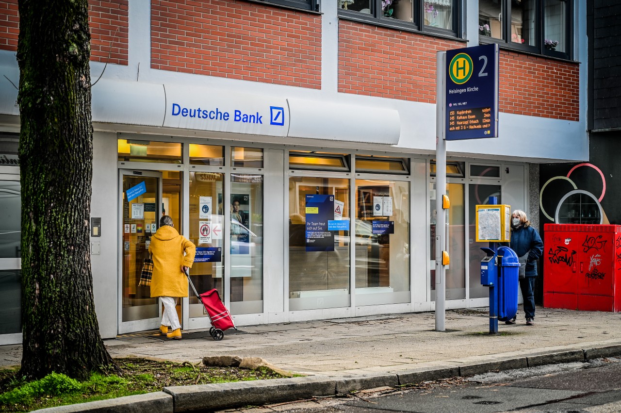 Die Deutsche Bank wird in Essen die Heisinger Filiale für viele Kunden schließen. (Symbolbild)