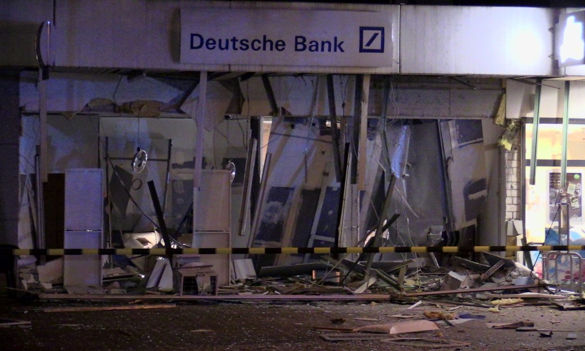 Deutsche Bank in NRW: Riesen-Knall in der Nacht! Einsatzkräfte fassungslos, als sie das Ausmaß der Zerstörung sehen (Symbolbild).
