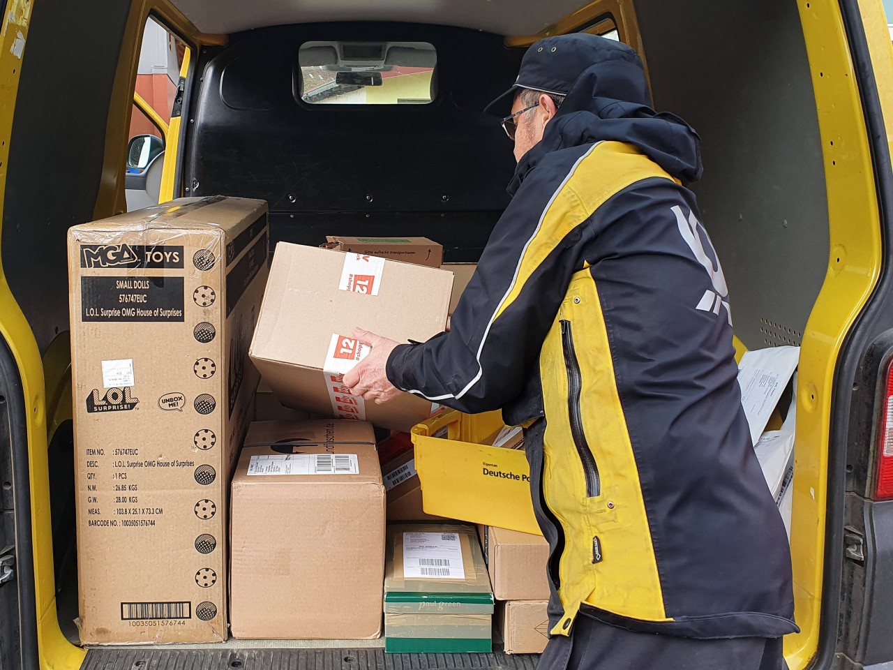 Die Deutsche Post kassiert für Standardpakete immer öfter Sperrgut-Zuschläge. Kunden müssen also darauf achten, wie sie ihre Pakete verpacken und zukleben. (Symbolfoto)