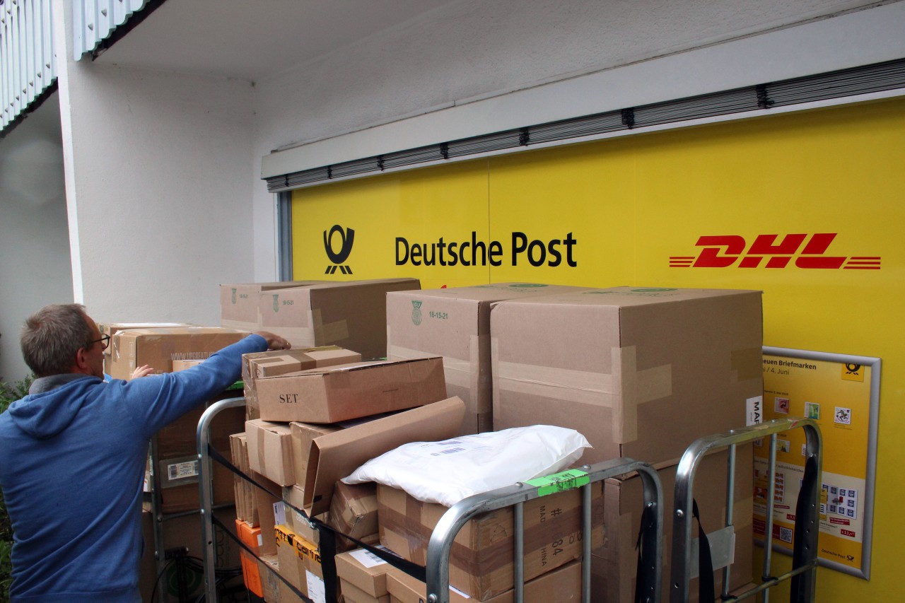 Deutsche Post in NRW: Angestellter wird am Hintereingang abgepasst – was dann passiert, ist schockierend (Symbolbild).