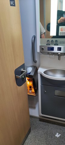 Deutsche Bahn in NRW: Unbekannte legten mehrere kleine Brände in Toiletten.