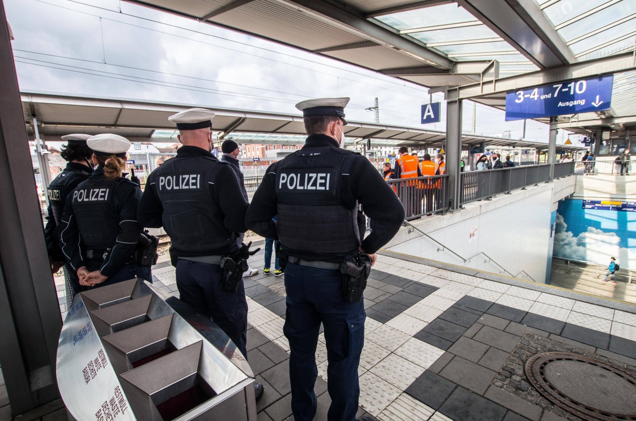 Deutsche Bahn: Die Polizei erwartet wegen des 9-Euro-Tickets gefährliche Zustände in Zügen. (Symbolfoto)