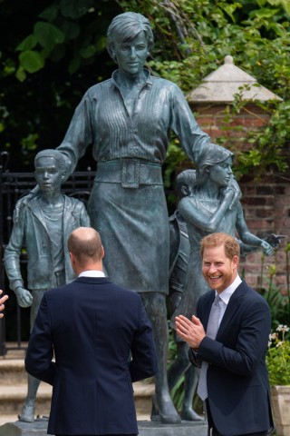 Prinz Harry und Prinz William bei der Eröffnung der Diana-Statue.