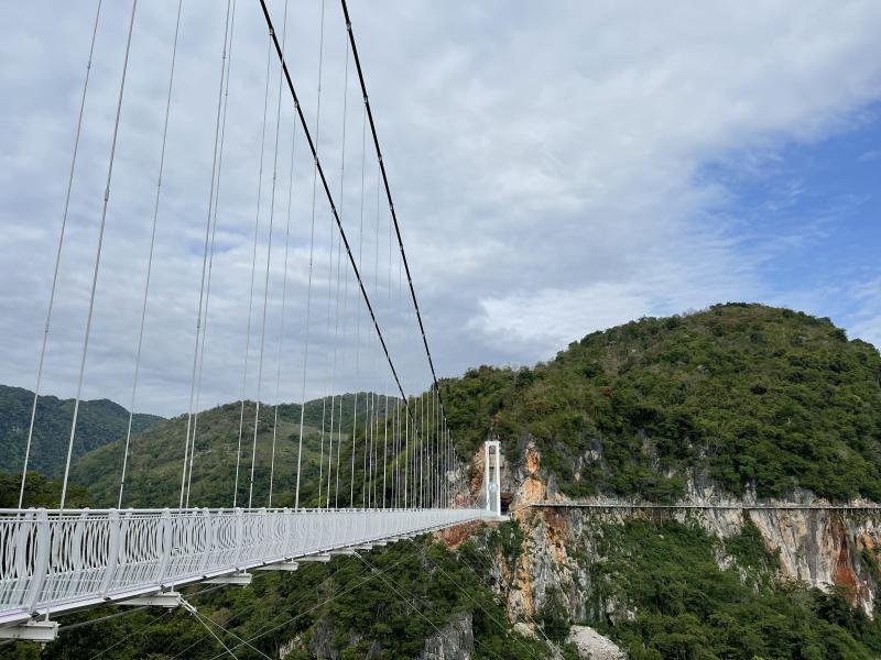 Die Bach-Long-Glasbrücke (auf Deutsch: Weißer Drache) im Hochland von Vietnam. Die Glasbrücke ist 632 Meter lang und gilt bereits jetzt als neue Attraktion.