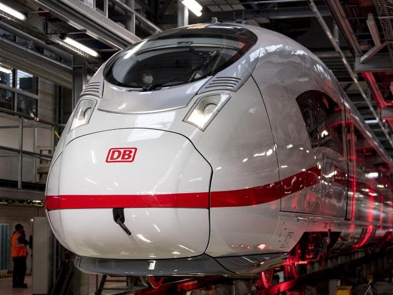 Die Bahn hat bei Siemens 30 ICE 3neo bestellt, die von Ende 2022 an ausgeliefert werden sollen.